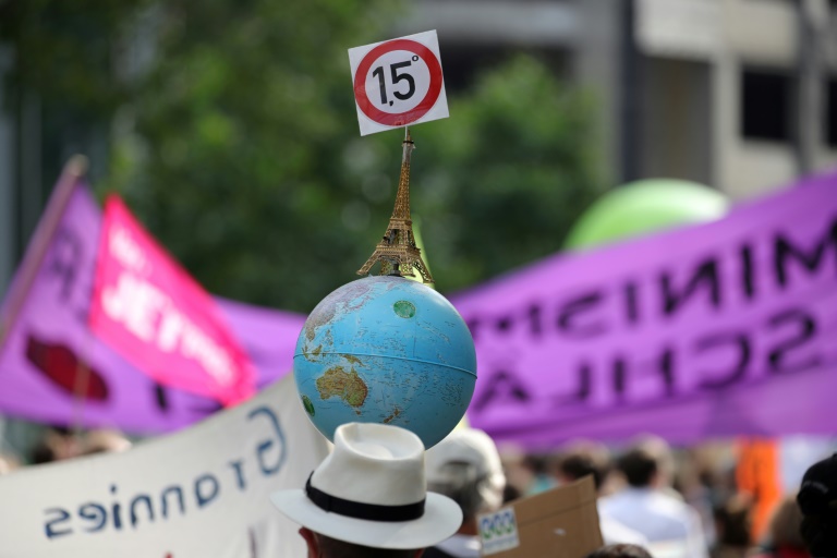 Manifestante faz referência ao limite de +1,5 estipulado no Acordo de Paris sobre o Clima de 20-15, em protesto na cidade alemã de Frankfurt am Main, em 13 agosto de 2021