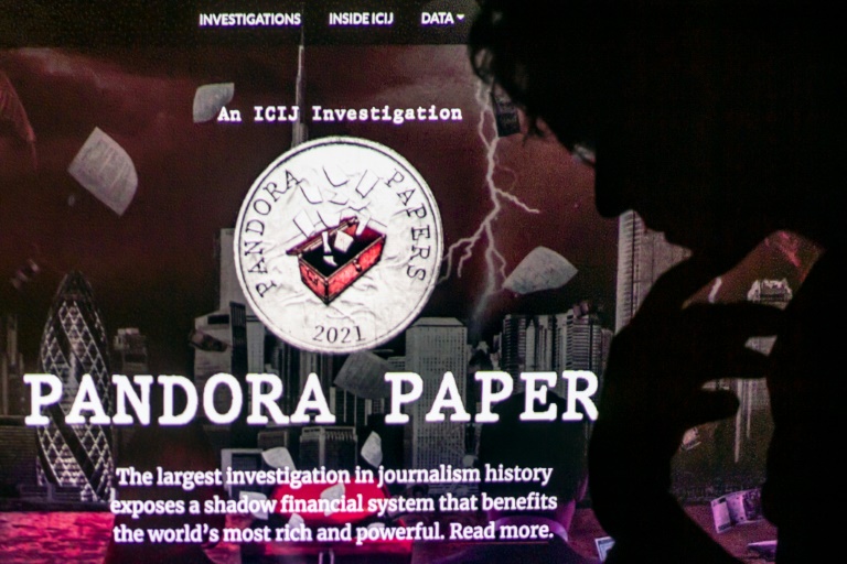 Ilustração mostrando a sombra de uma mulher sobre o logotipo da investigação 'Pandora Papers', em Lavau-sur-Loire, no oeste da França, em 4 de outubro de 2021