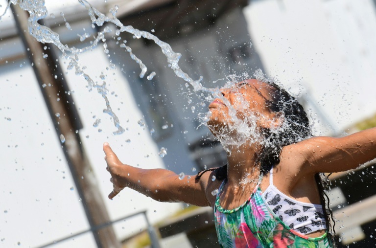 Menina se refresca em parque aquático comunitário em um dia de calor em Richmond, Canadá
