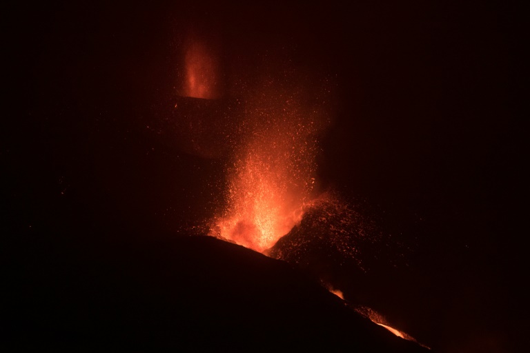 O vulcão 'Cumbre Vieja', na ilha espanhola de La Palma, em erupção em seis de outubro de 2021