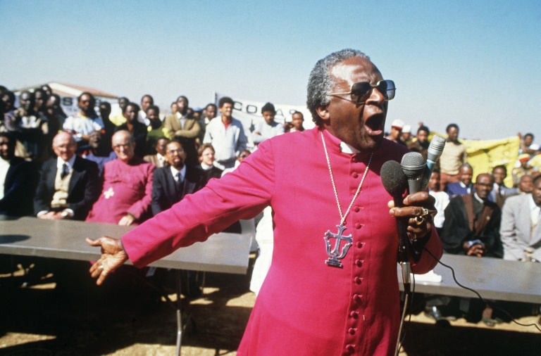 Desmond Tutu, em 10 de julho de 1985, no funeral de quatro ativistas contra o Apartheid no município de Duduza, perto de Johannesburgo