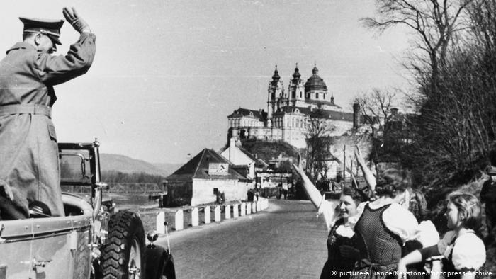 Após a anexação da Áustria em 1938, Hitler fez um tour pelo país e foi recebido com celebrações em diversos locais