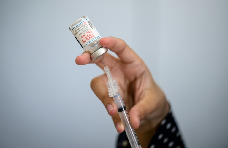 Preparação de uma dose de vacina contra o coronavírus em um centro de vacinação do distrito de Staten Island, em Nova York