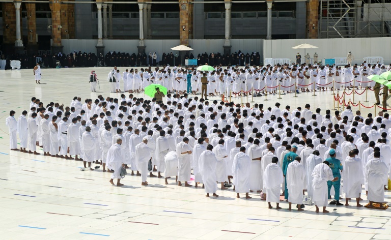 Fiéis rezando juntos na Grande Mesquita de Meca, no oeste da Arábia Saudita