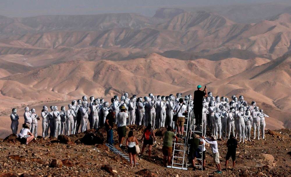Centenas de pessoas nuas e pintadas de branco posam no Mar Morto para o fotógrafo americano Spencer Tunick