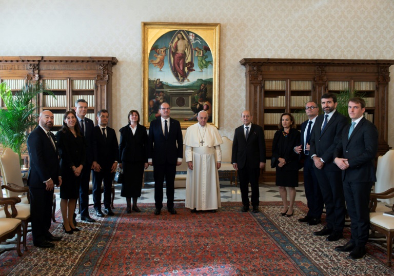 Papa Francisco (centro) recebe o premiê da França, Jean Castex (centro, à esq.), e a delegação francesa em audiência privada no Vaticano