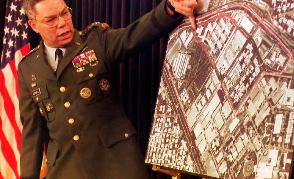 O ex-secretário de Estado Colin Powell mostra onde supostamente o governo iraquiano guardava armas de destruição em massa