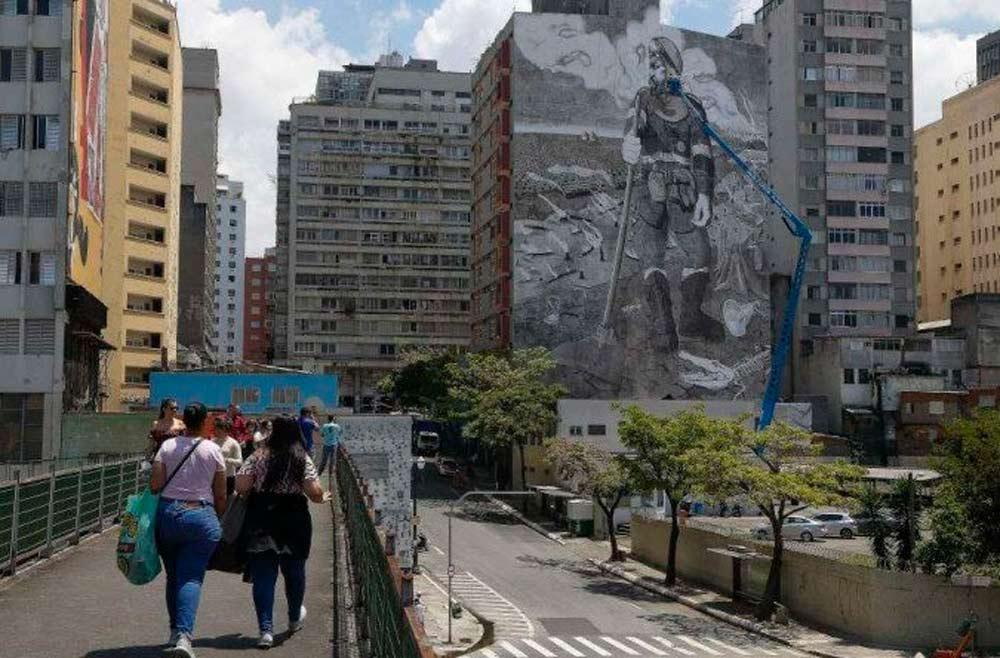Mural pintado em um edifício de São Paulo, no centro da cidade, ocupa 1 mil metros quadrados