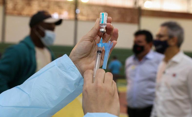 Vacinação avança no país e faz número de casos e mortes caírem
