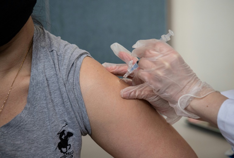 Pessoa recebe vacina anticovid da Moderna em uma clínica de vacinação em Nova Yorl, 16 de abril de 2021