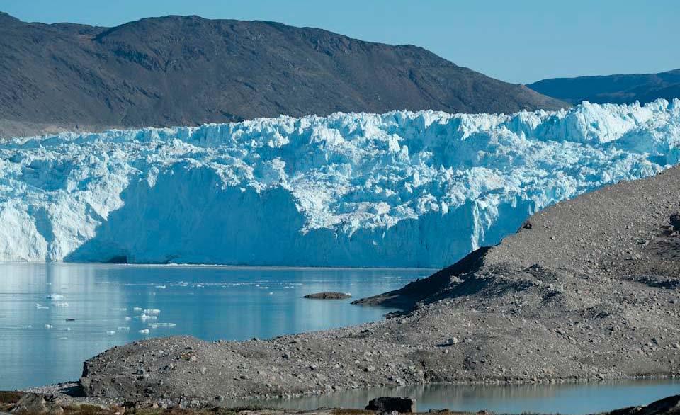 Lago na Groelândia, onde derretimento do gelo ocorre por mais tempo a cada ano