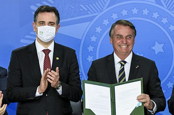 Cotado para ser candidato em 2022, Pacheco facilita medidas populistas de Bolsonaro