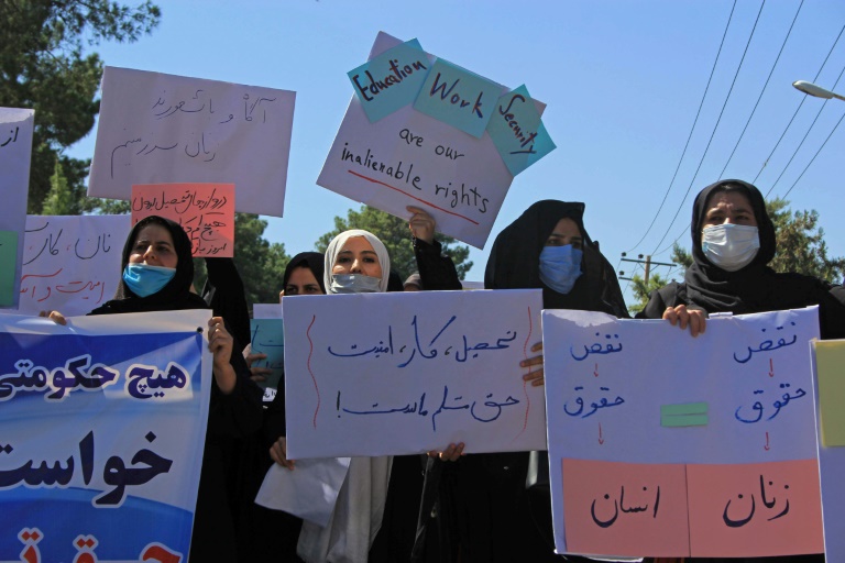 Mulheres afegãs protestam em Herat,contra a retirada de direitos no Afeganistão governado pelo Talibã