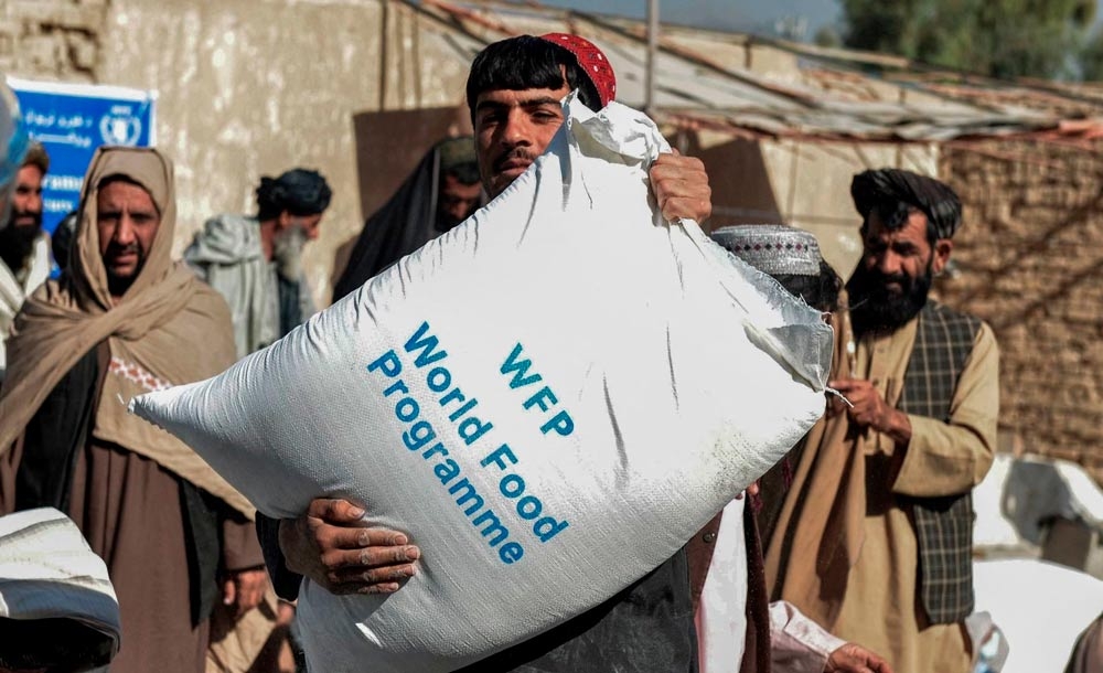 Afegão recebe saco de grãos do Programa Mundial de Alimentos, da ONU