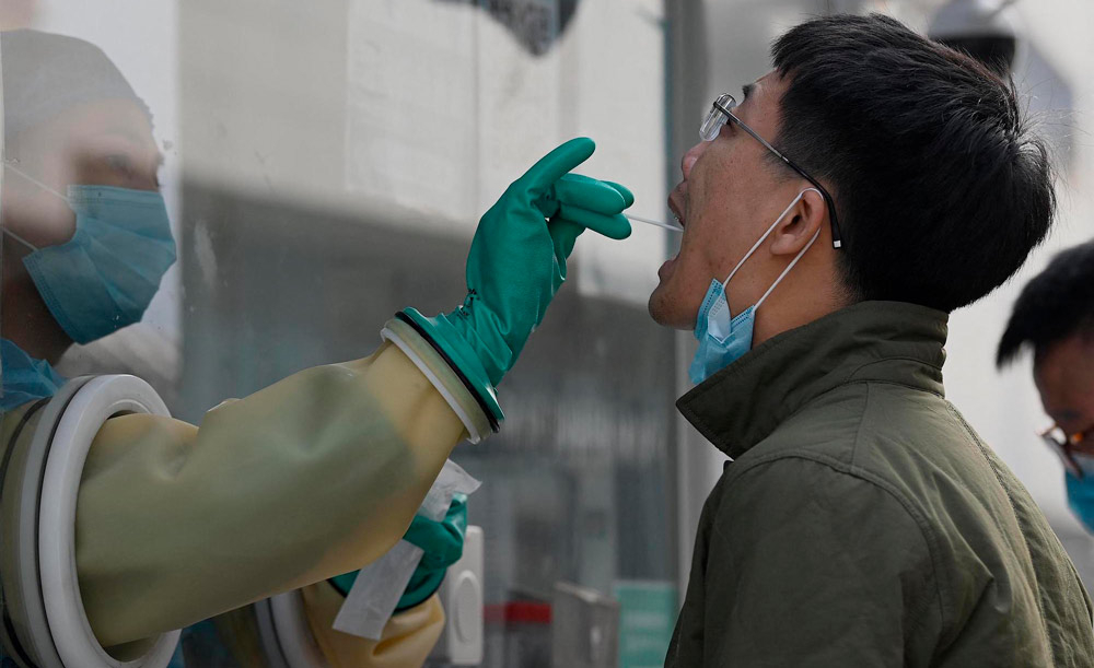 Morador é submetido a teste de Covid-19 em Pequim, após novos casos no país
