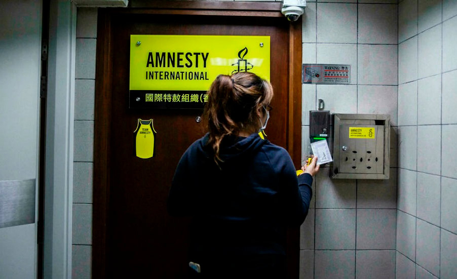 Funcionária da Anistia Internacional entra em um dos escritório, em Hong Kong
