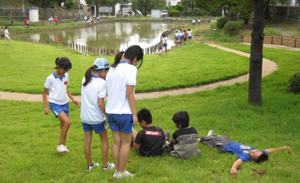 Crianças brincam em parque no Japão: melhoria cognitiva e de criatividade