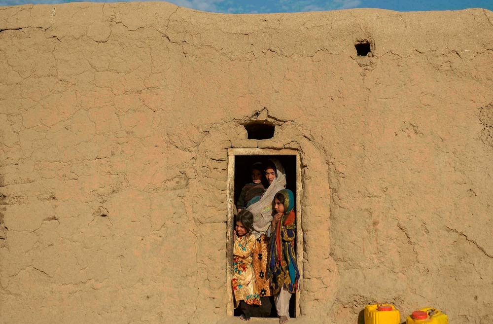 Várias famílias vendem suas filhas com promessa de casamento para pagar dívidas e ter o que comer na província de Badghis