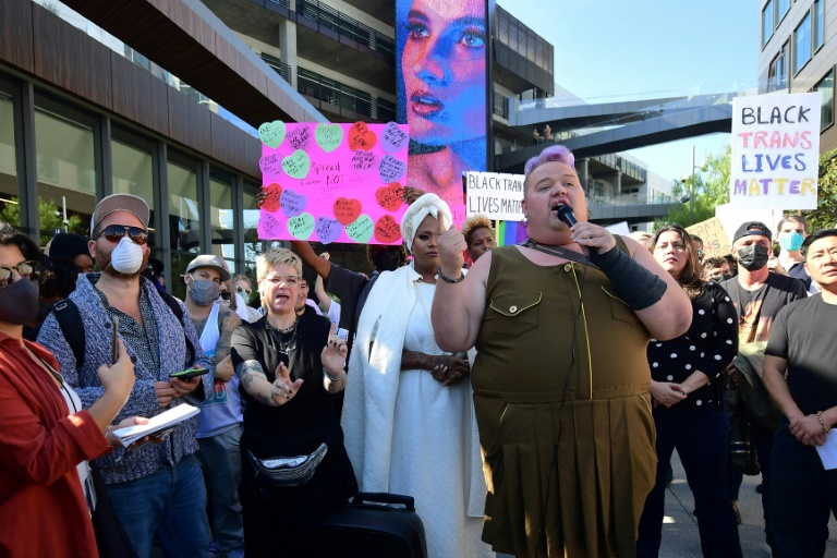 Ativistas protestam em frente aos escritórios da Netflix contra material que consideram transfóbico