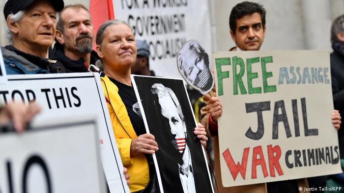 Manifestantes protestam contra a extradição de Assange aos EUA, em Londres