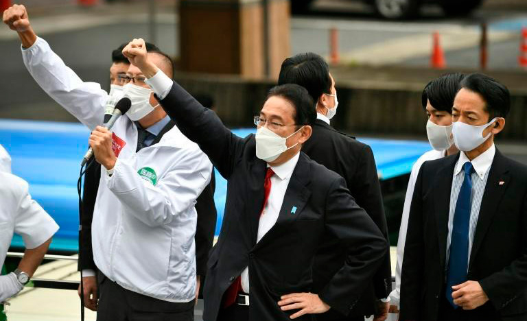 O líder conservador japonês Fumio Kishida faz campanha: eleição garantida