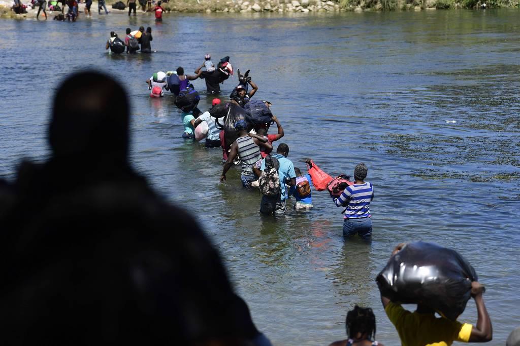 Migrantes atravessam Rio Grande, na fronteira entre EUA e México
