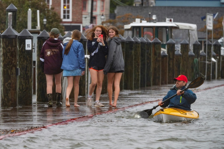 Em Annapolis, um homem decidiu se deslocar em um caiaque durante as inundações que atingiram a área