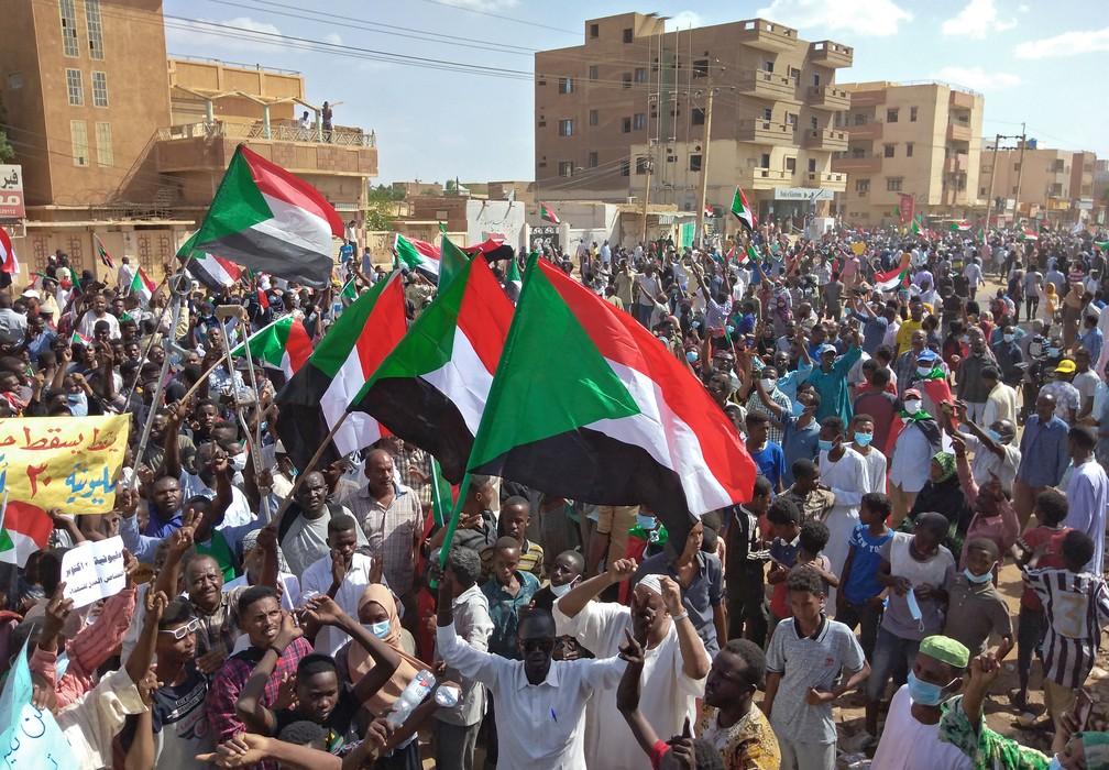 Manifestantes protestam contra o golpe militar na cidade de Omdurman, vizinha à capital do Sudão