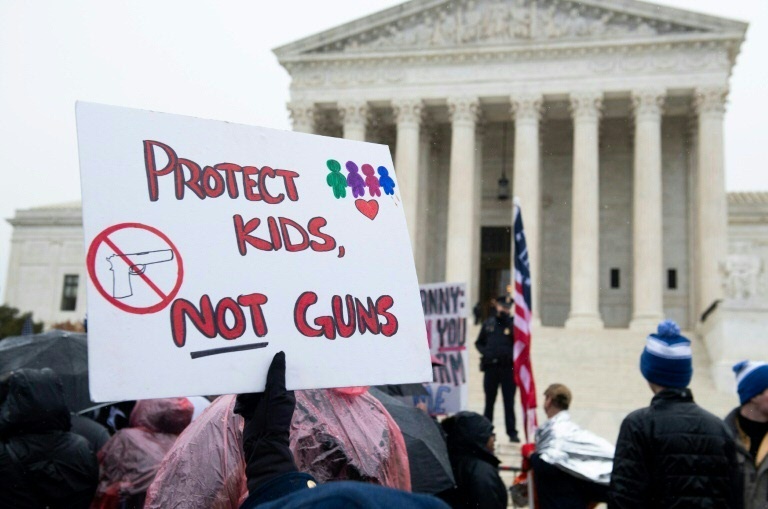 Partidários do controle de armas protestam em frente à Suprema Corte dos Estados Unidos