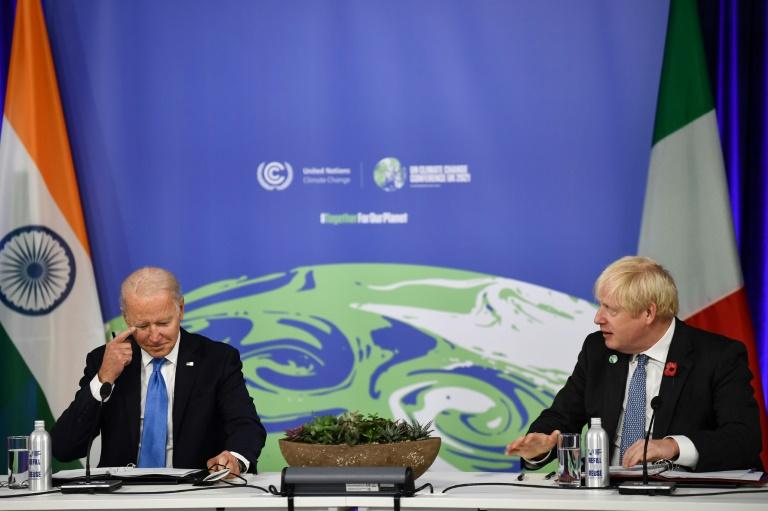 Joe Biden e Boris Johnson durante uma reunião como parte da cúpula da COP26 em Glasgow