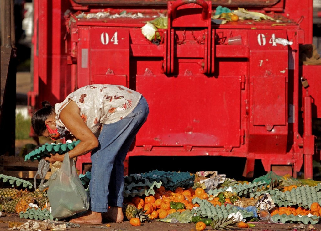 Pessoas coletam frutas e verduras descartadas por feirantes em Belém, Pará, em 4 de novembro de 2021. A fome não é consequência da quantidade de pessoas na face da terra, mas de dois fatores principais: a desigualdade social e o desperdício de alimentos
