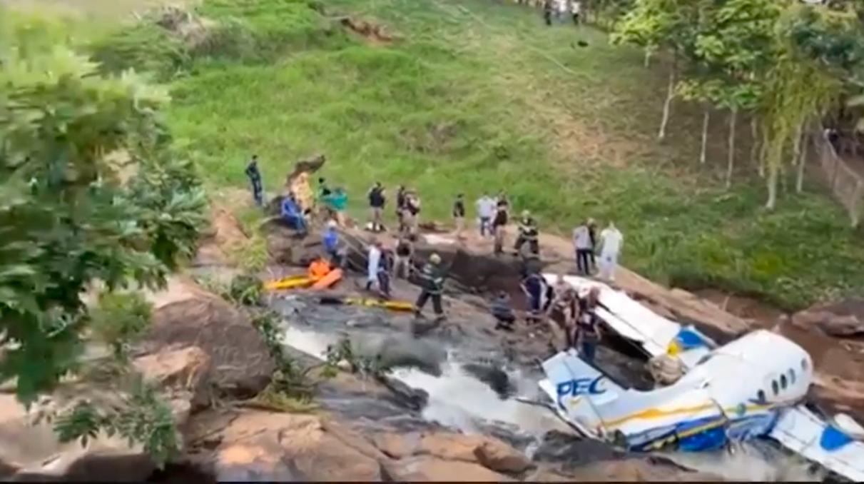 Avião caiu em uma cachoeira em Piedade de Caratinga