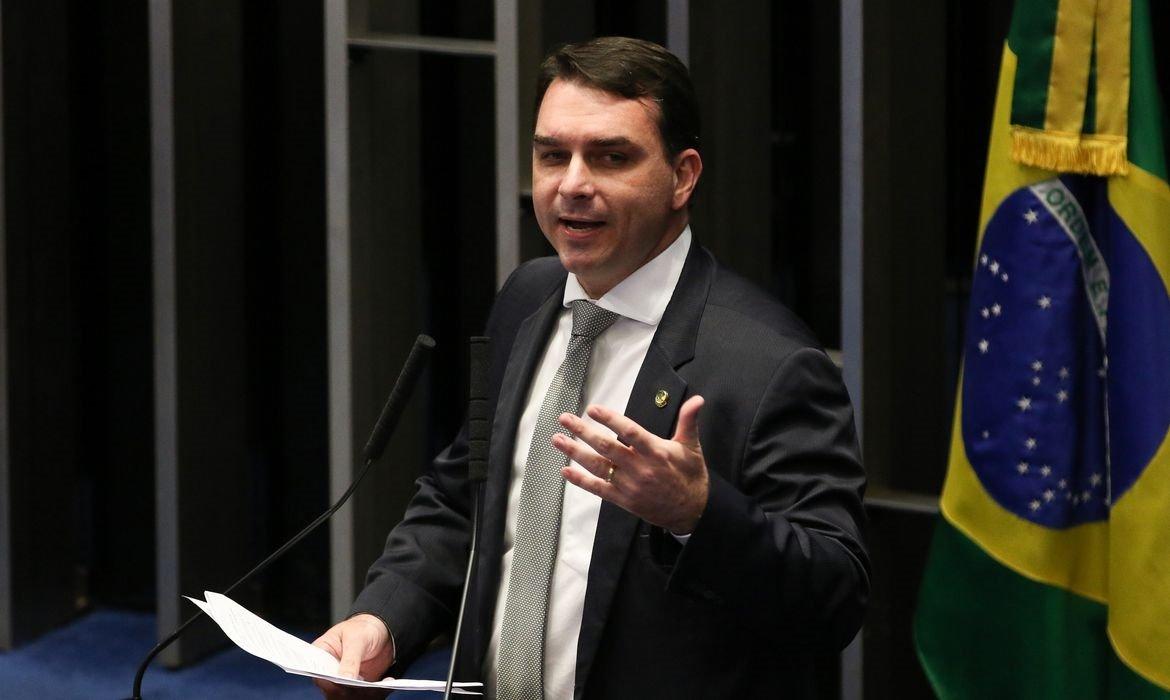 Flávio Bolsonaro foi denunciado por peculato, organização criminosa e lavagem de dinheiro pelo MP do Rio