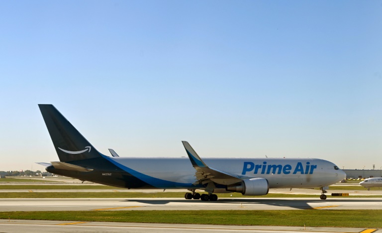 Um avião de carga Boeing 737-800 pertencente à Prime Air, transportando pacotes da Amazon, no aeroporto de Chicago