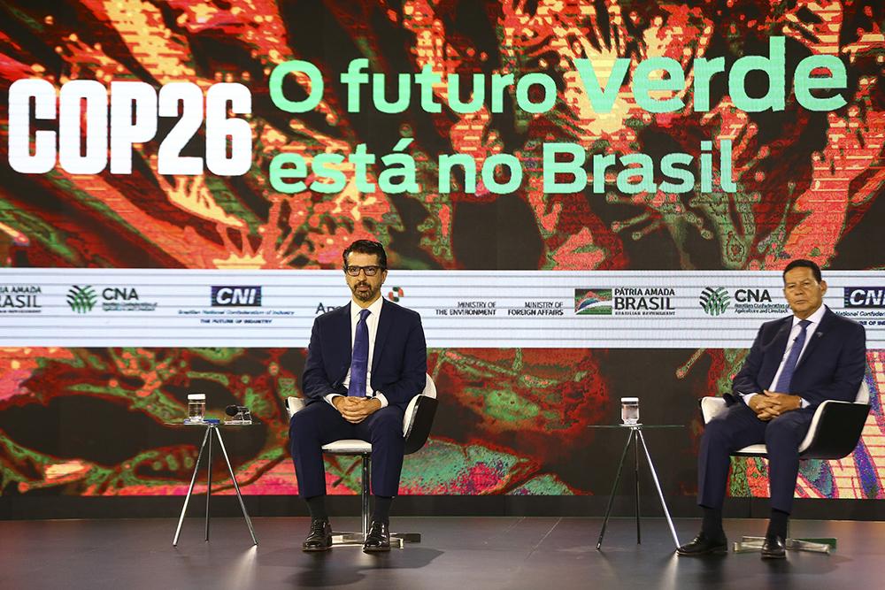 O ministro do Meio Ambiente e o vice-presidente da República participam de debate promovido pelo governo brasileiro em um stand organizado em Brasília, para a COP26. O evento foi transmitido ao vivo no pavilhão brasileiro em Glasgow, na Escócia