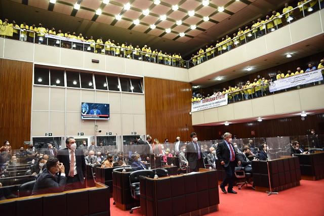 Representantes de sindicatos das empresas e dos trabalhadores do setor lotaram o Plenário da Assembleia