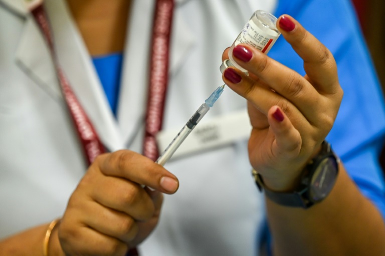 Profissional de saúde prepara uma dose da vacina Covaxin contra a Covid-19 em um centro de saúde em Nova Delhi