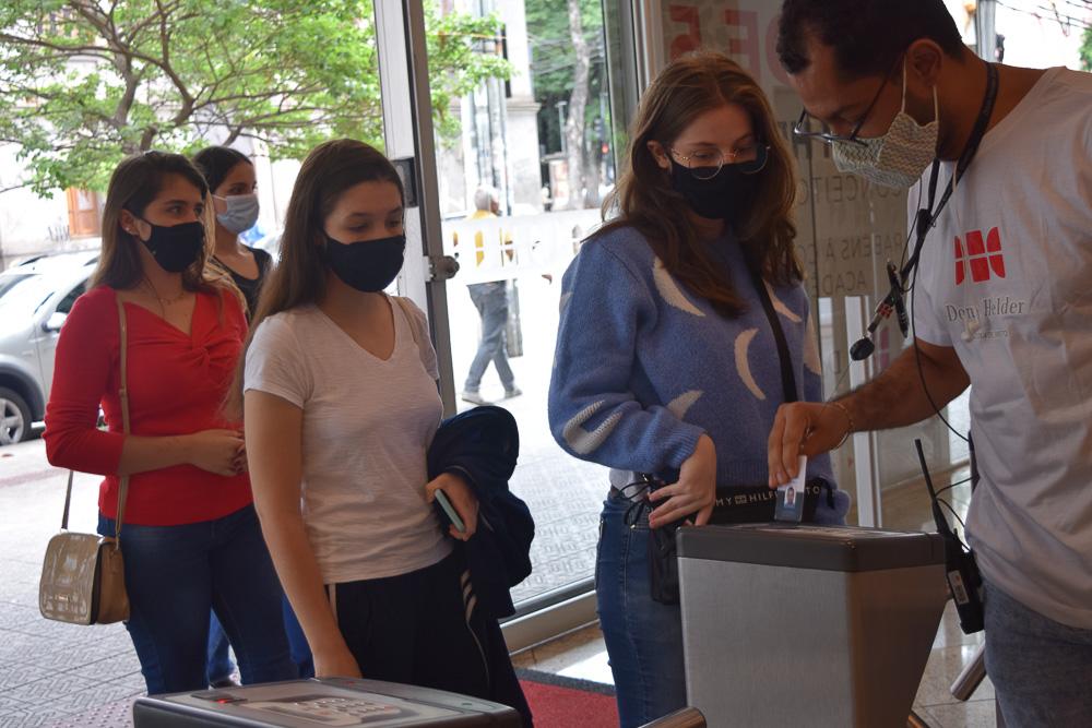 Os participantes tiveram a temperatura aferida e a higienização das mãos na entrada para a realização da prova.