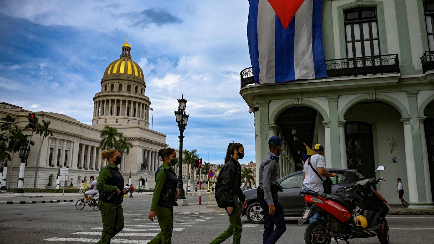 Policiais caminham perto do Capitólio de Havana em 15/11/21