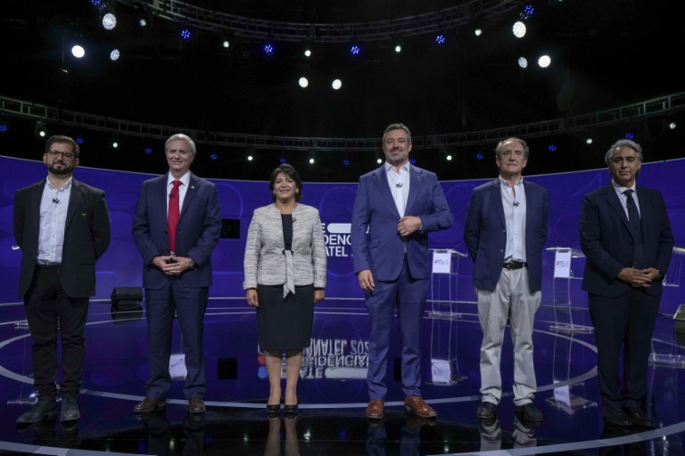 Candidatos presidenciais chilenos antes de um debate  em 15 de novembro de 2021