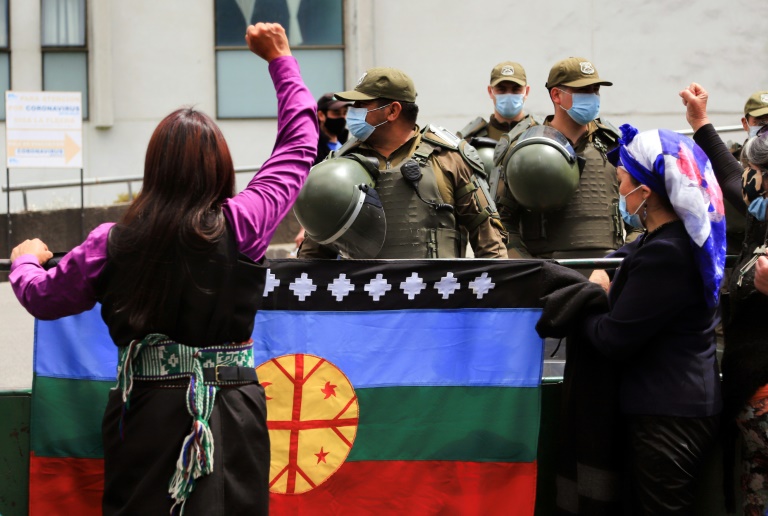 Familiares de indígenas mapuches feridos em confrontos com militares protestam em frente ao hospital onde deram entrada na cidade de Temuco