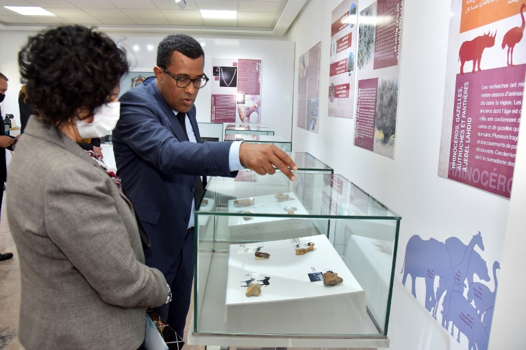 O marroquino Abjdeljalil Bouzouggar (D), do Instituto Nacional de Arqueologia e Patrimônio Cultural, exibe artefatos à imprensa em Rabat, 18 de novembro de 2021
