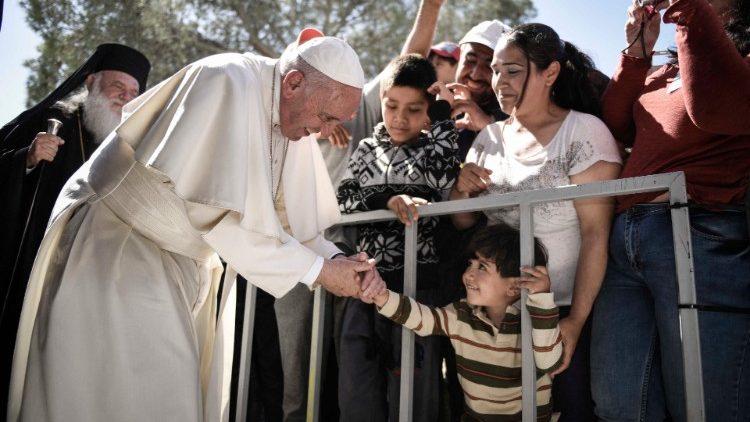 Em Lesbos o papa irá visitara o 'Centro de Acolhida e Identificação' que acolhe refugiados