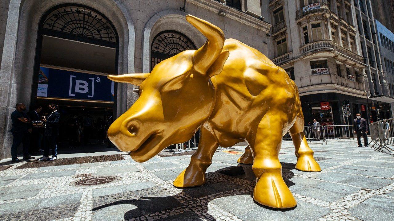 Touro dourado foi montado em frente à bolsa de valores paulista
