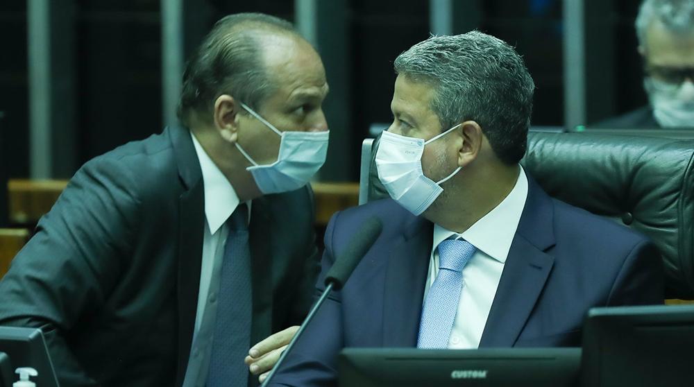Arthur Lira e Ricardo Barros no plenário depois que o STF votou contra o orçamento secreto em 9 de novembro