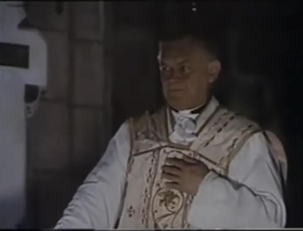 Cena do filme 'A peste', baseado no livro homônimo, no qual o padre Paneloux faz seu sermão