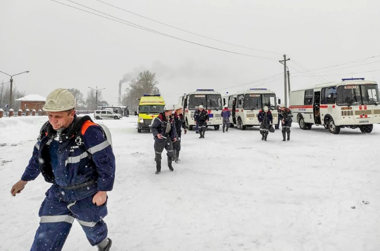 Foto divulgada pelo ministério russo de Emergências mostra os serviços de resgate na área da mina de carvão de Listvyazhnaya, na Sibéria