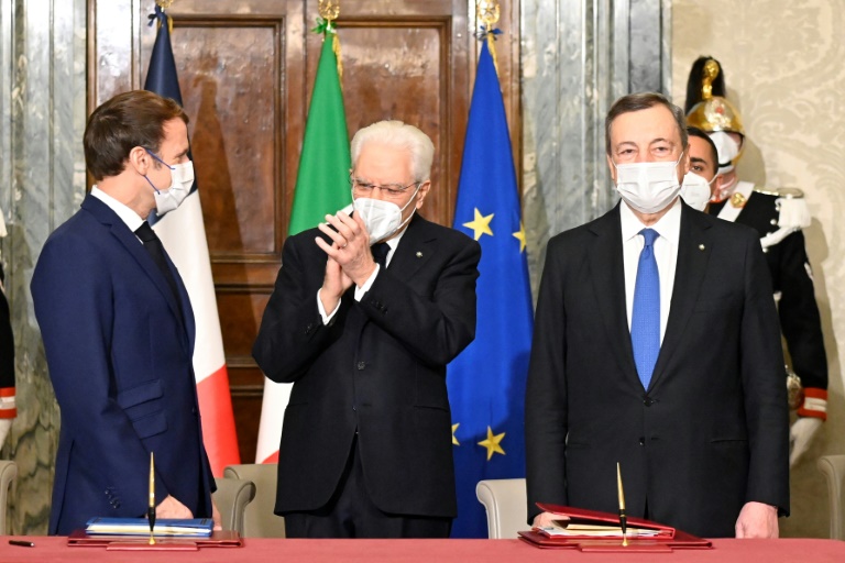 O presidente francês Emmanuel Macron ao lado do primeiro-ministro italiano Mario Draghi durante a assinatura do tratado