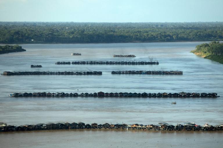 Imagem divulgada pela ONG Greenpeace mostra cenetas de balsas de dragagem dedicadas ao garimpo ilegal de ouro no rio Madeira, na altura do município de Autazes, no Amazonas, em 23 de novembro de 2021