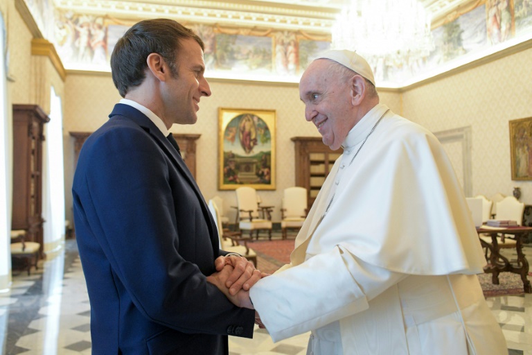 Esta foto tirada e divulgada em 26 de novembro de 2021 pela mídia do Vaticano mostra o presidente francês Emmanuel Macron (E) falando com o Papa Francisco durante seu encontro no Vaticano.